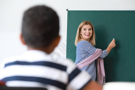 老师在课堂上讲课图片