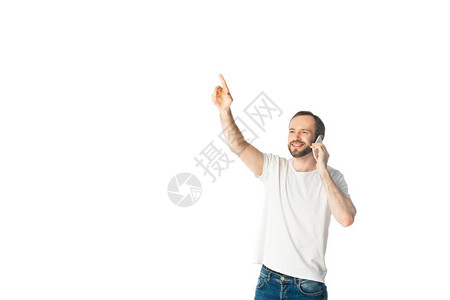 笑着男人在智能手机上说话时用举起的图片