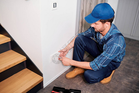 工装检查或测量坐在墙蹲地上时插座电压的专业电图片