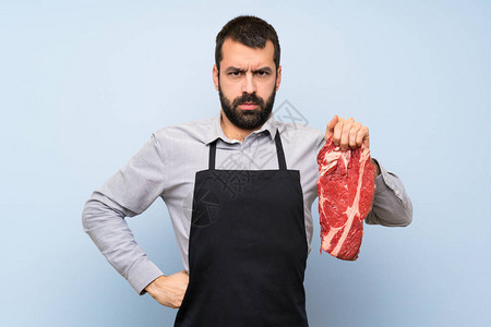 拿着生肉气的厨师图片