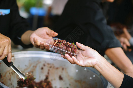 给予理念为穷人提供食物以减轻饥饿图片