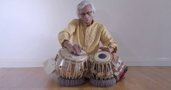 印度音乐家在传统Tabla图片