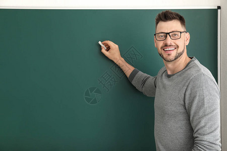 男老师在教室黑板上写字图片