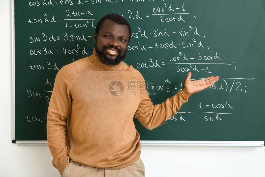 非裔美国人数学教师在教室黑板图片