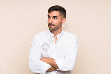 长胡子的帅男人与孤立的背景背景图片