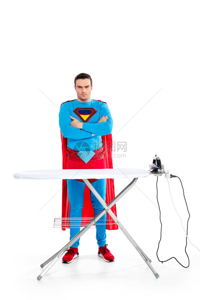 长得帅的超人站在铁板上拿着横臂站着看图片