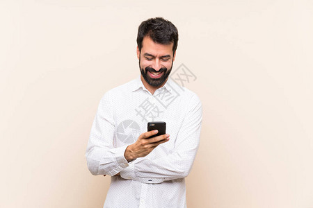 长胡子的年轻人拿着手机用手机发信息图片