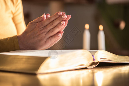 近的女人用手祈祷在圣图片