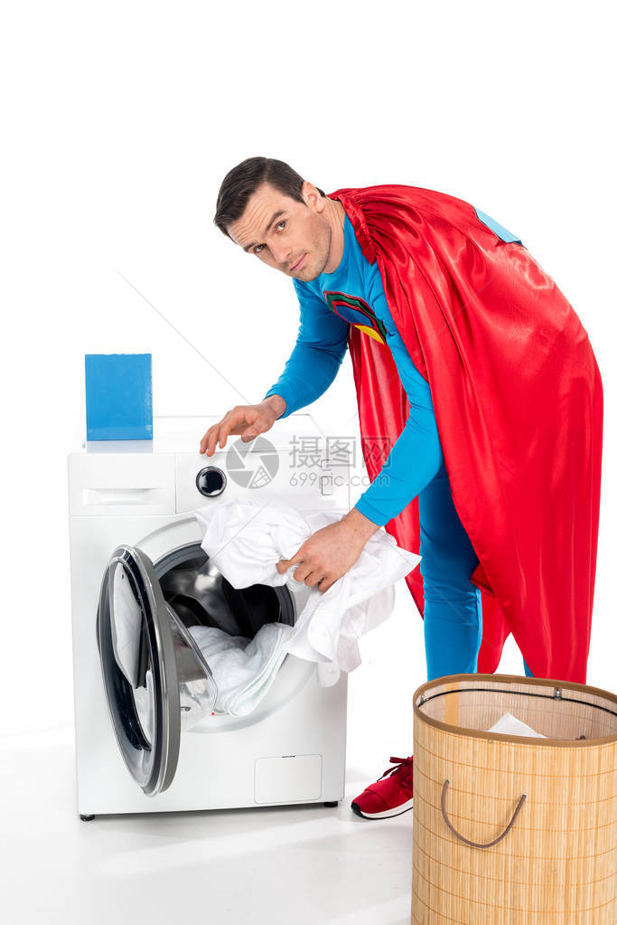 在洗衣机中洗衣服和看白色照相机的超级图片