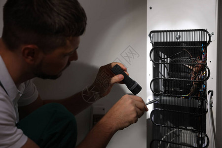 室内用手电筒修理冰箱的专业电动员图片