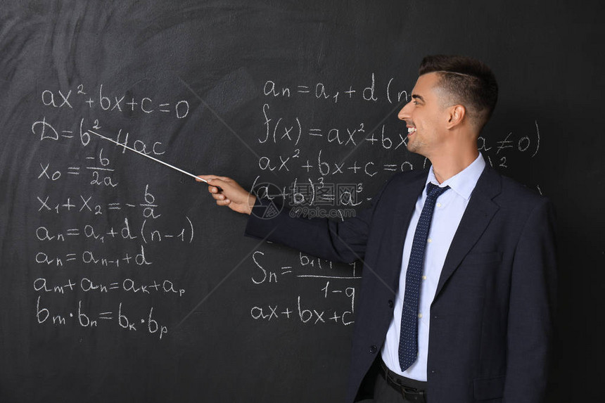 在教室黑板附近的英俊的数学老师图片