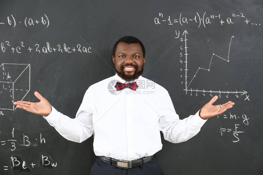 非裔美国人数学教师在教室黑板图片
