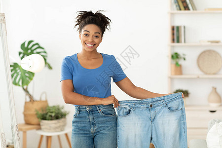 体重损失快乐的瘦黑女人在成功健美后图片