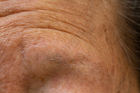 高级女细眉皱纹的额头特写和微距拍摄选择聚焦身体部图片