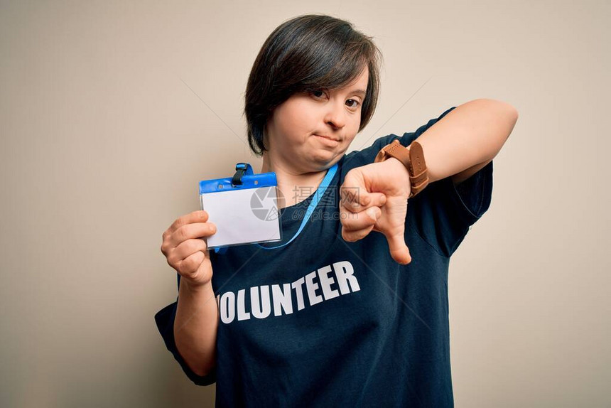 年轻的唐氏综合症志愿者女穿着社会关怀慈善T恤图片