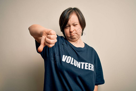 年轻的唐氏综合症志愿者妇女穿着社会关怀慈善T恤图片