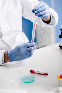 基因顾问在实验室进行DNA测试图片