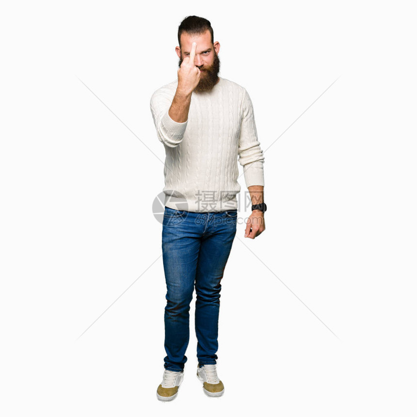 穿着冬季毛衣的年轻时装男子露出中指不礼貌图片