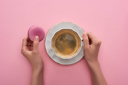 以粉红背景的法国马卡龙为食用咖啡和美味法国马图片