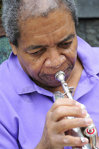 非裔美国人爵士乐喇叭手背景图片