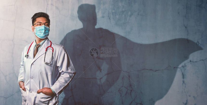 勇敢的医生和他的影子在墙上的超级英雄图片