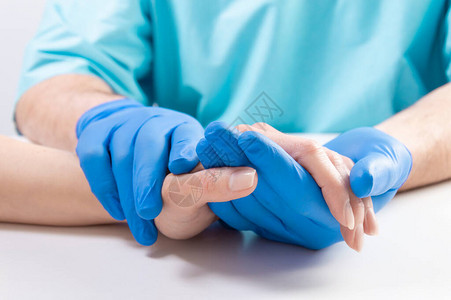 医生小心翼地握住病人的手图片