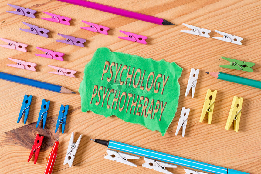 显示心理治疗的书写笔记使用心理方法治疗精神疾病的商业概念彩色衣夹纸空提醒木地图片