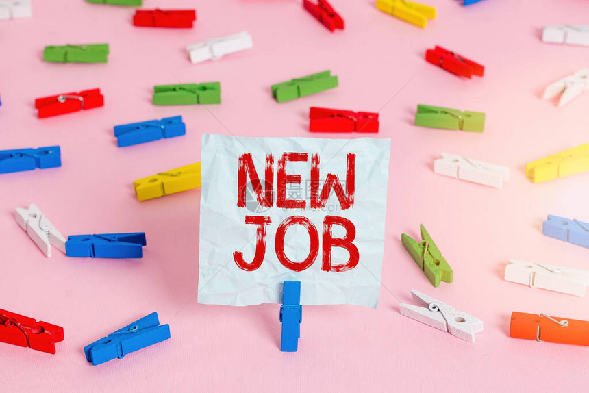 显示新工作的书面说明最近有定期就业的付薪职位的商业概念彩色衣着纸空虚提醒粉红色地板办公室别针PinkOffic图片