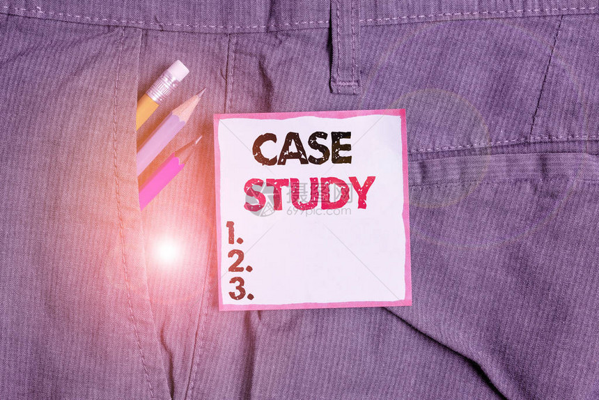 写笔记显示案例研究社会科学中常用的研究方法的商业概念书写设备和裤袋中图片