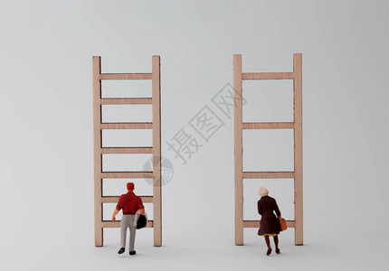 微型男人和女人站在不同的梯子前就业中的图片