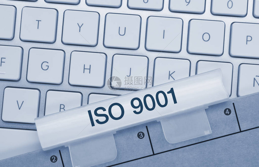 ISO9001在金属键盘上的蓝图片