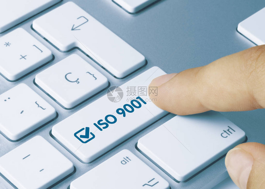 ISO9001写在金属键盘的蓝键上手指按键图片