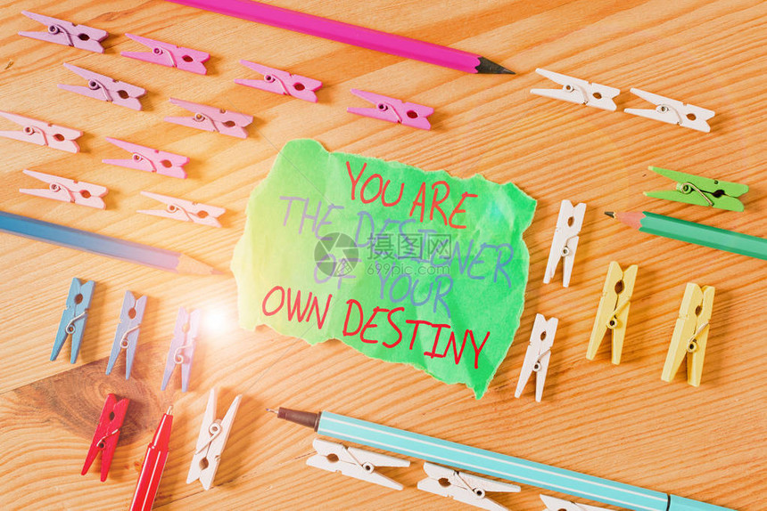 您是自己命运的设计者拥抱生活的商业概念改变彩色衣物纸空白提醒木地板背景办公室OFTRANSLATORSinfo图片