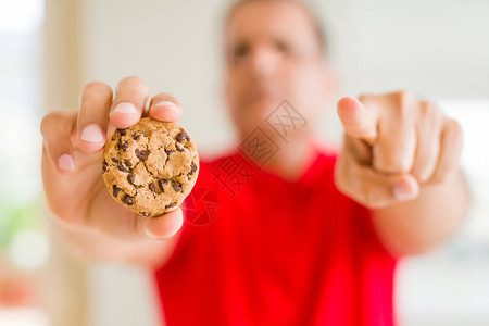 中年男子在家吃巧克力饼干图片