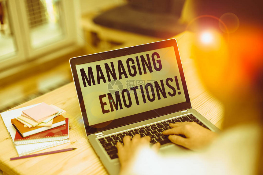 显示管理情绪的文本符号商务照片展示能力开放感受并在自己的女笔记本电脑办公用品中调节情绪在家图片