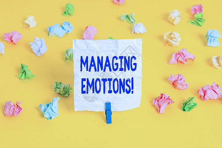 显示管理情绪的书写笔记对情感开放和自我调节能力的商业理念彩色皱纸空提图片