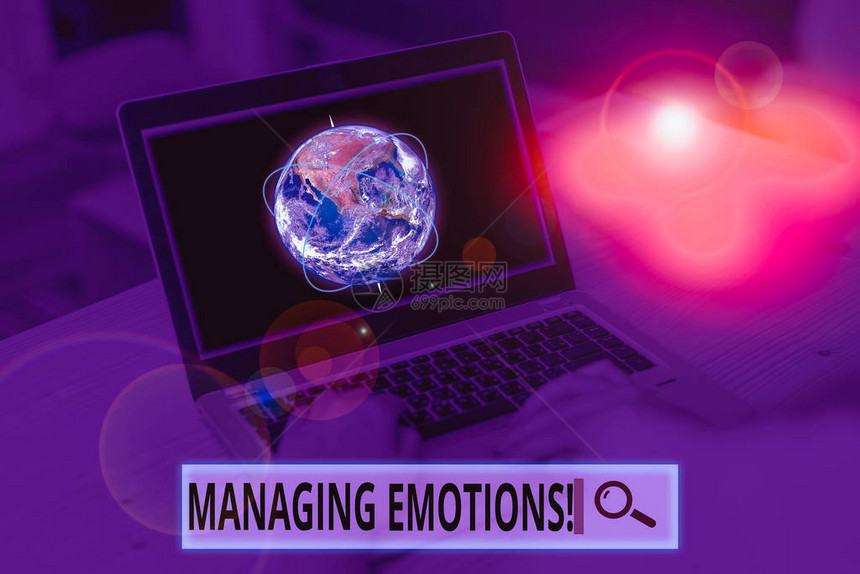 概念手写显示管理情绪概念意义能力对感情开放并在自己身上调节它们图片照网络方案与现代智能设备和美国宇航局提供的这图片
