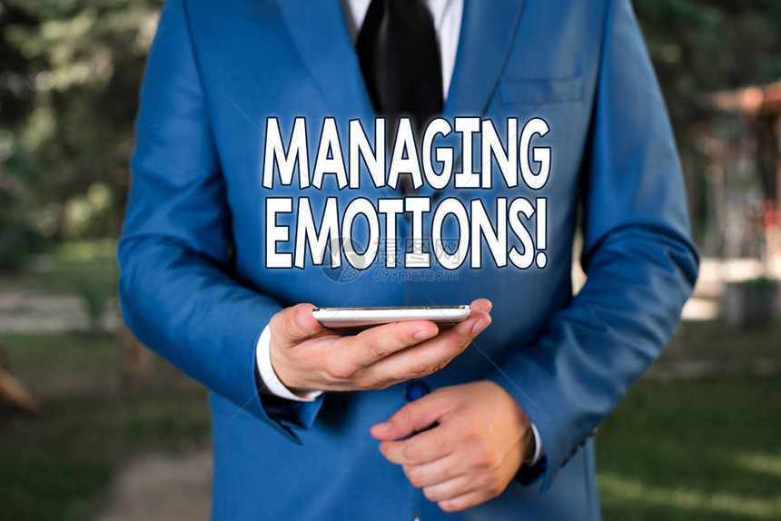 概念手写显示管理情绪概念意义能力对感情开放并在自己身上调节它们蓝色套房的商人手里图片