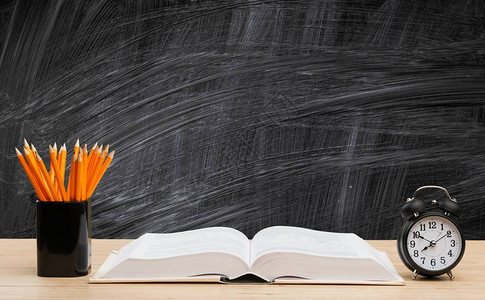书籍铅笔和黑板教育背景图片