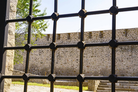 希腊比赞丁特里卡拉城堡的石块结构墙间隔栅栏图片