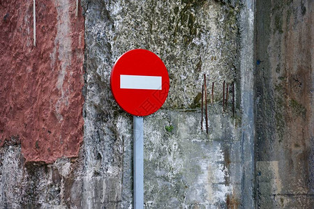 毕尔巴鄂市西班牙人街上道路禁止方向图片