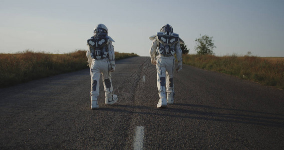 两名宇航员在农村公路上高清图片