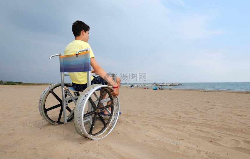 坐在轮椅上的残疾男孩图片