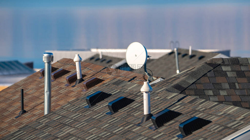 全景框电视卫星天线安装在瓷砖屋顶上图片