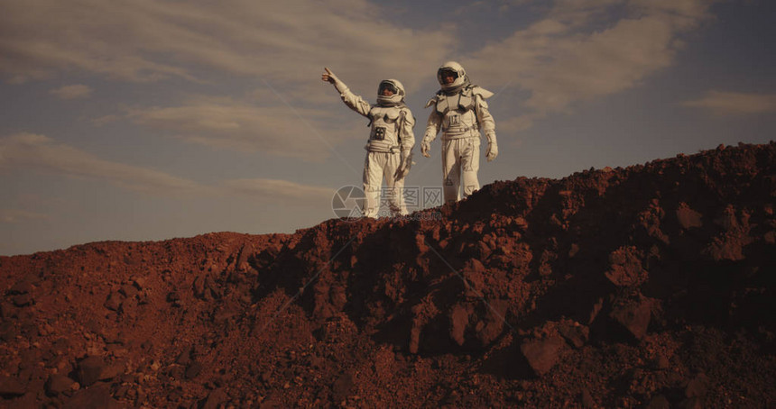中镜头两名宇航员在火星上指图片