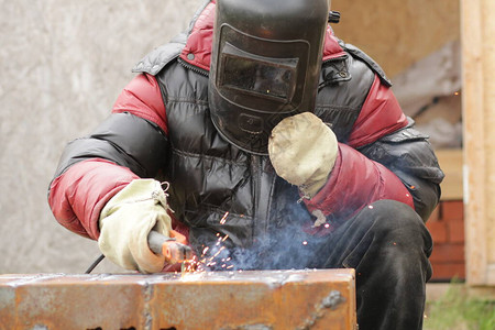 工人正在焊接铁钢建筑背景图片