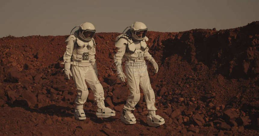 两名宇航员在火星上研究岩石样图片
