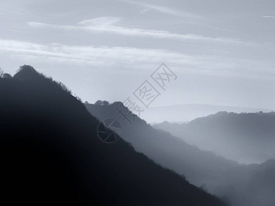 雾气缭绕的冬日图片
