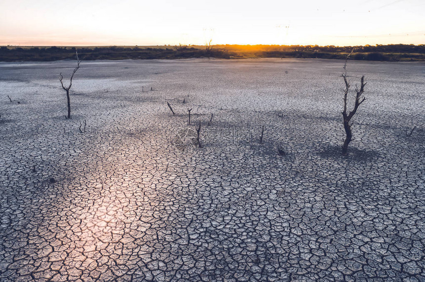 碎裂的地球荒漠化进程图片