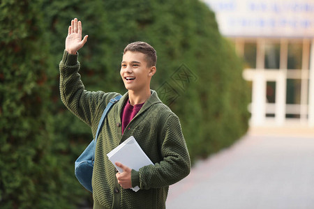 户外十几岁男学生的肖像图片